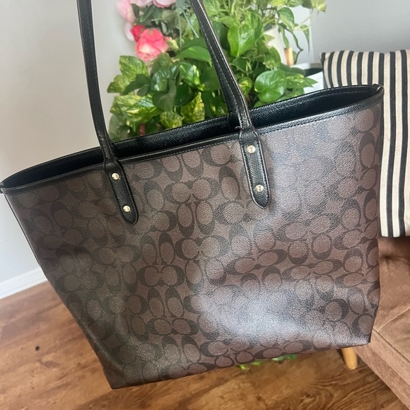 Coach large tote rare find - Picture 4 of 4